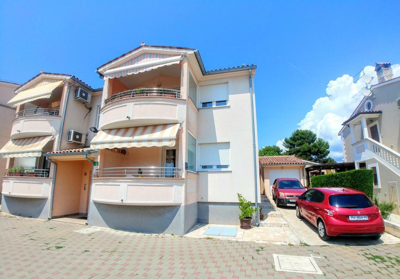 Family Style Apartment Pula Exterior foto